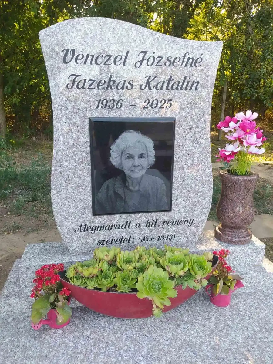 Női portré gravírozása fekete gránit betétlapon, világos síremlék fejrészébe illesztve
